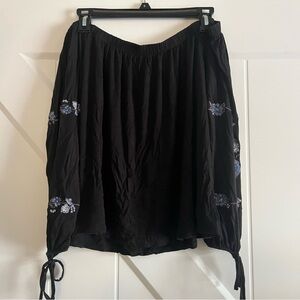 ✨NEW✨ AE Floral Embroidered Off The Shoulder Top